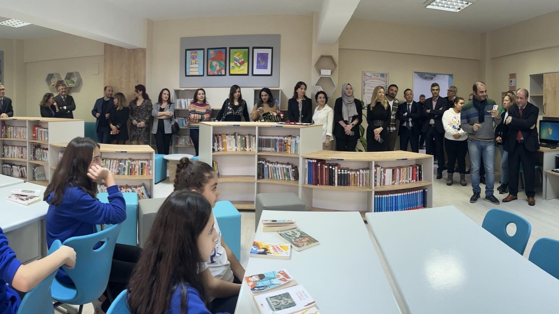 Yenilenen Okul Kütüphanemiz Öğrencilerimizin Hizmetine Açıldı.